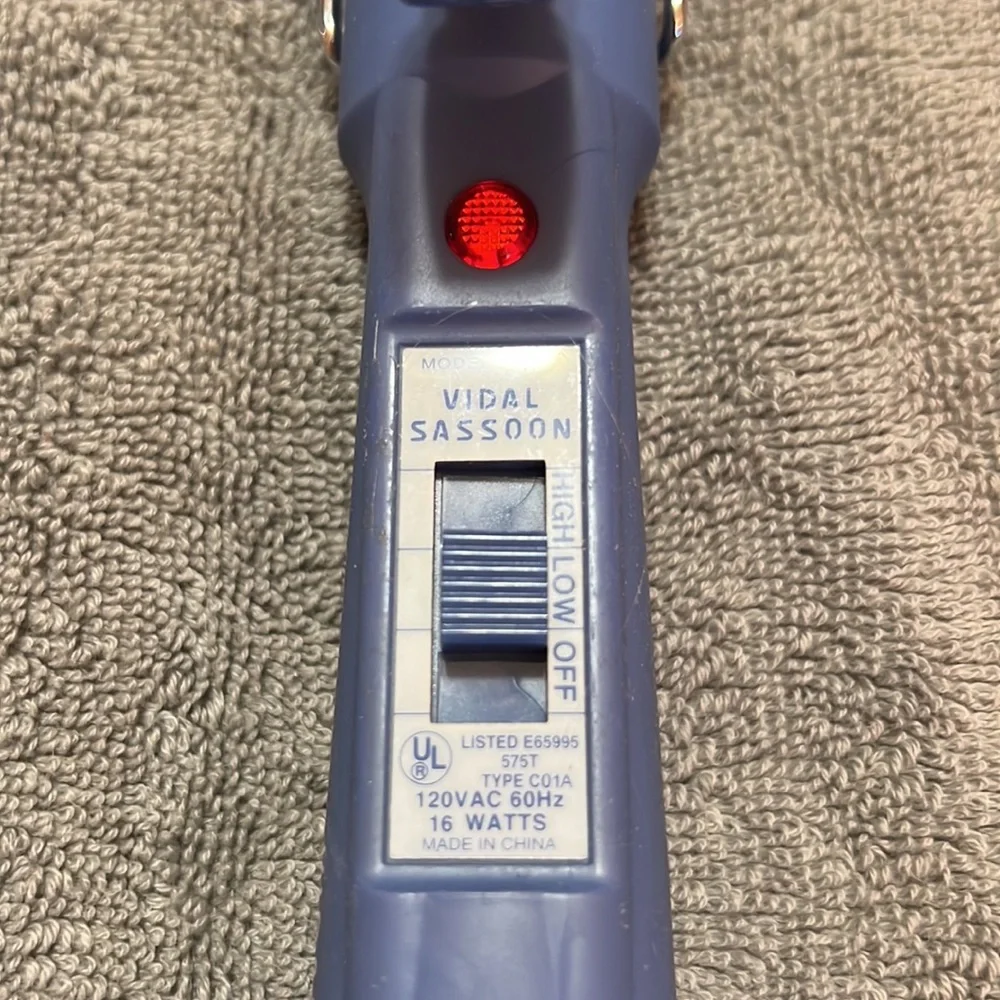 Vidal sassoon 1/2” curling iron blue handle